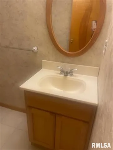 $215,000 | 206 Meadow Drive, Macomb, IL 61455