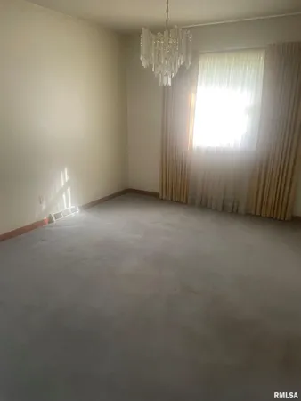 $215,000 | 206 Meadow Drive, Macomb, IL 61455