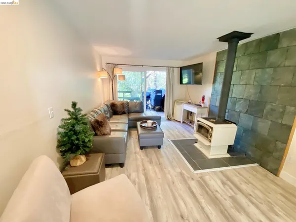 $184,900 | 19096 Dyer Court, Unit 2, Groveland, CA 95321