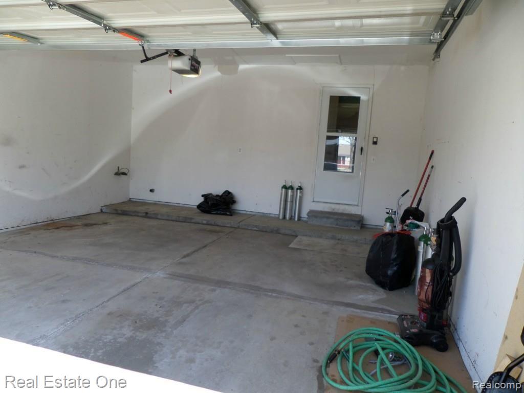 21740 Quail Ridge Drive, Unit 53 Riverview, MI 48193 - Photo 25 of 27 Garage