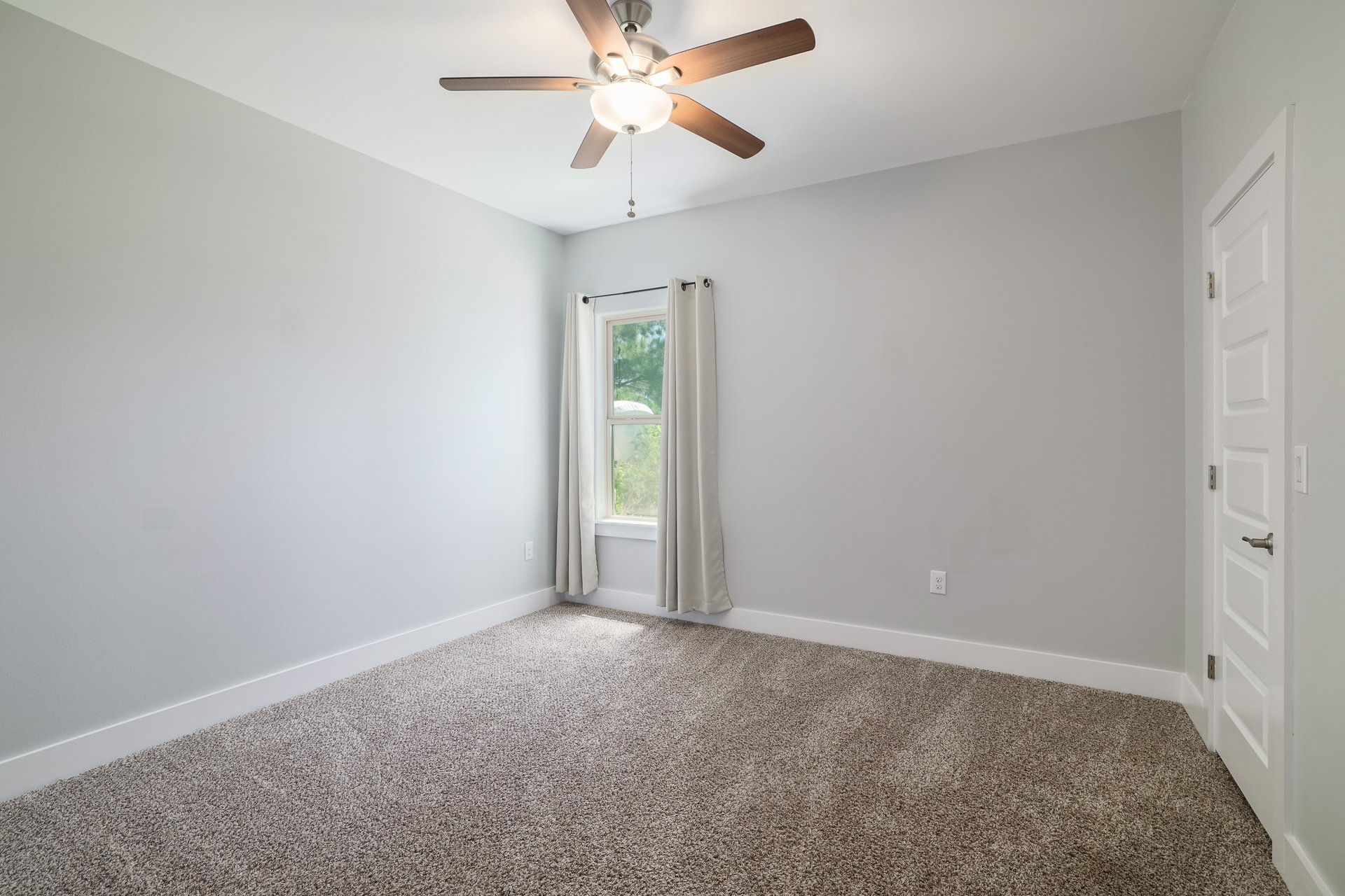 258 County Road Bastrop, TX 78602 - Photo 17 of 32 an empty room with closet and a chandelier fan