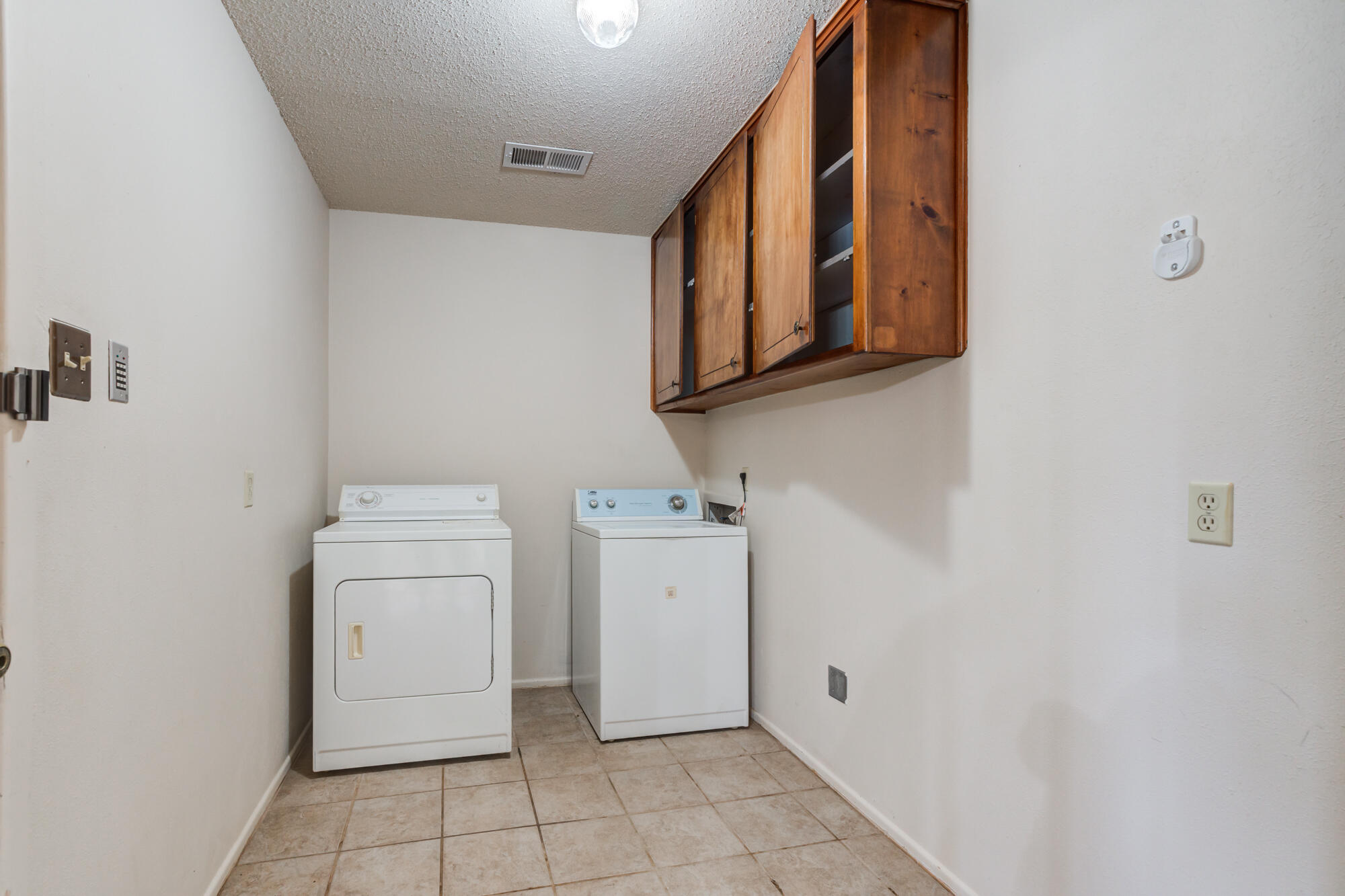 4816 8th Street Lubbock, TX 79416 - Photo 22 of 46 4816-8th-St_Lubbock-TX_25_Laundry-Room