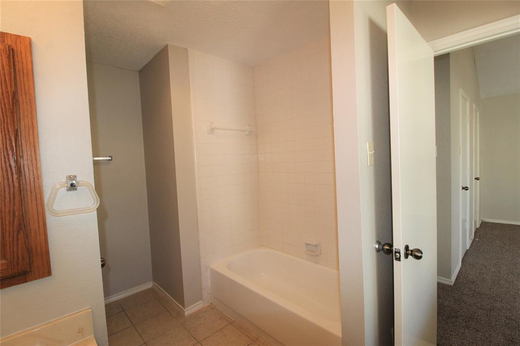 2309 Lakeshore Lane Rowlett, TX 75088 - Photo 17 of 25 a bathroom with a bathtub