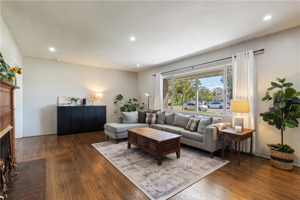 4715 Oakwood Place Riverside, CA 92506 - Photo 10 of 36