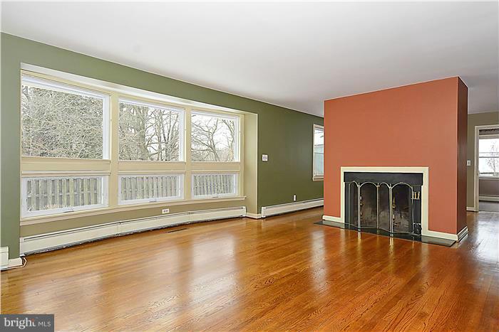 807 Jackson Road Silver Spring, MD 20904 - Photo 5 of 29 Living Room