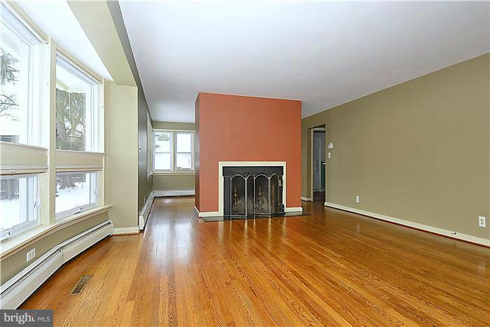 807 Jackson Road Silver Spring, MD 20904 - Photo 7 of 29 Living Room