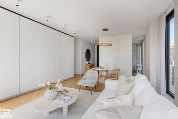 $2,100,000 | 16 West 40th Street, Unit 21D | Bryant Park