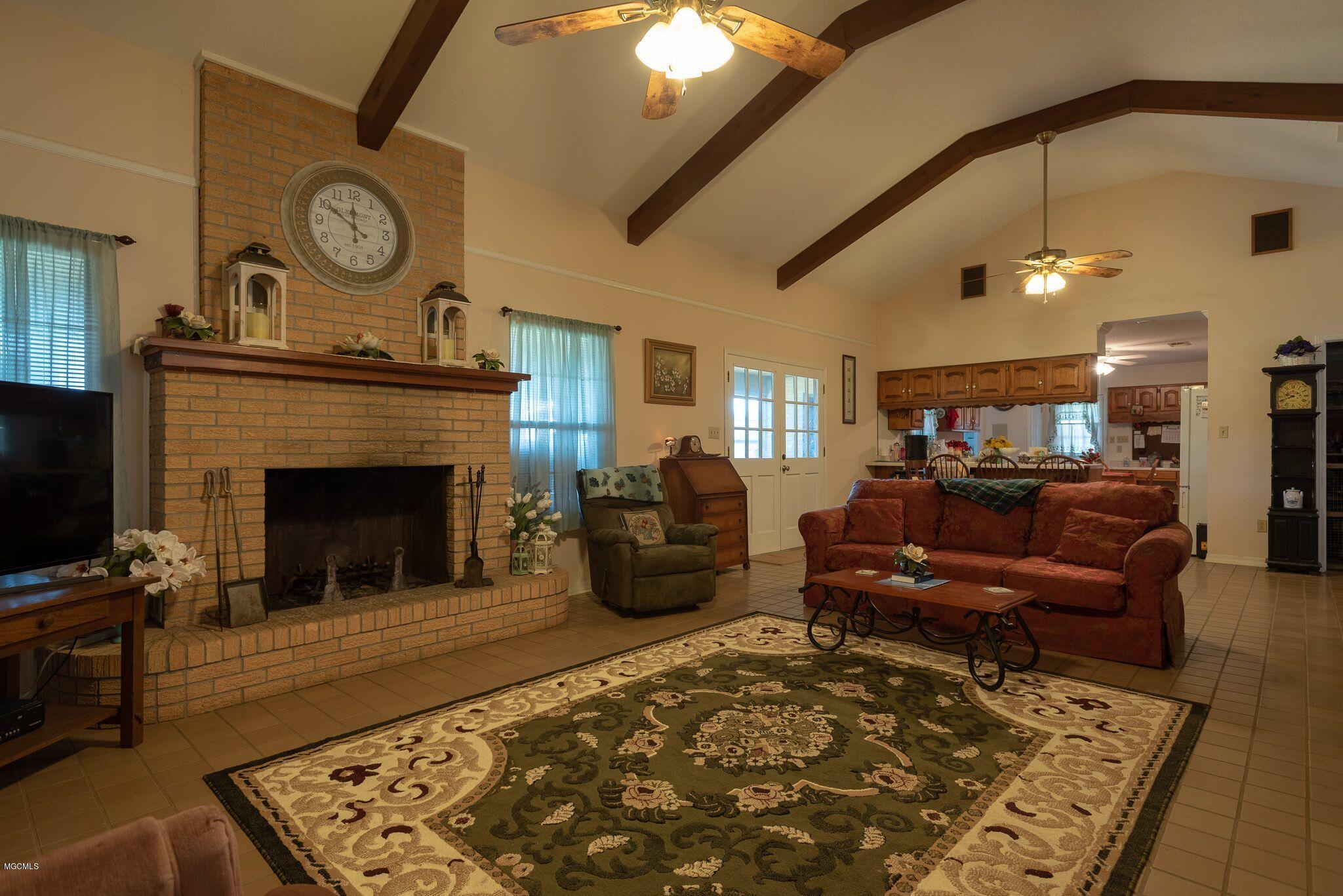 76 Rayburn Road Carriere, MS 39426 - Photo 3 of 29 LIVING ROOM