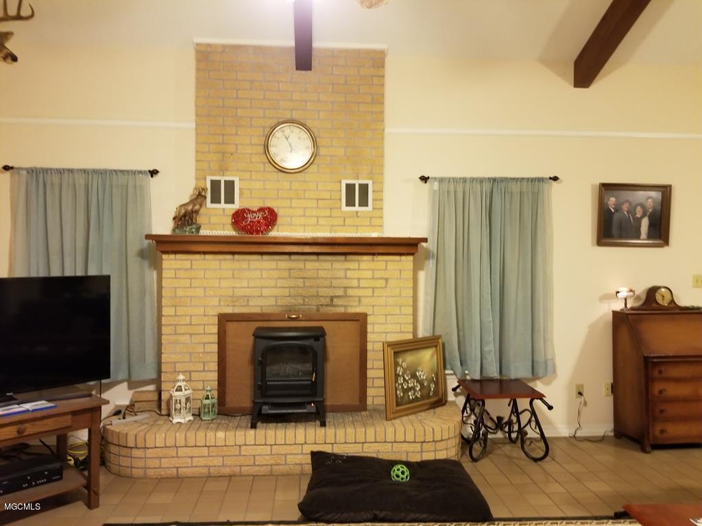 76 Rayburn Road Carriere, MS 39426 - Photo 7 of 29 LIVING ROOM
