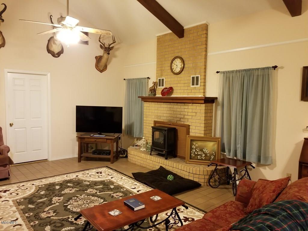 76 Rayburn Road Carriere, MS 39426 - Photo 8 of 29 LIVING AREA