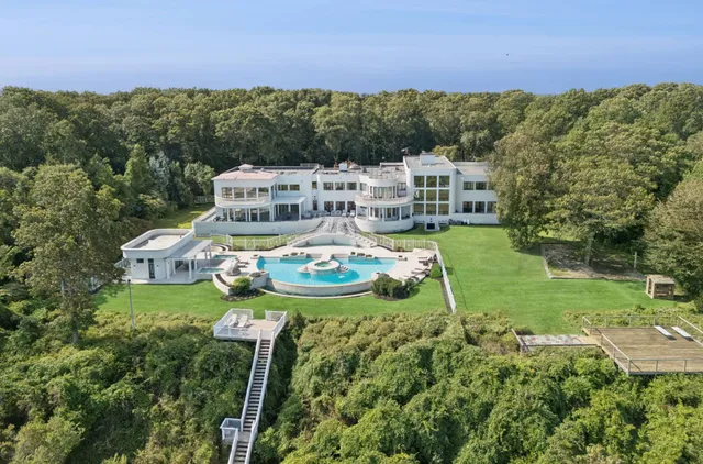 a view of a house with a big yard
