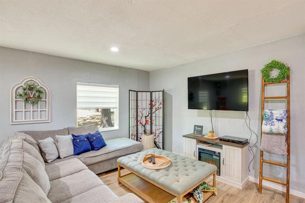 7110 Apache Circle Mabank, TX 75156 - Photo 6 of 36 a living room with furniture and a flat screen tv