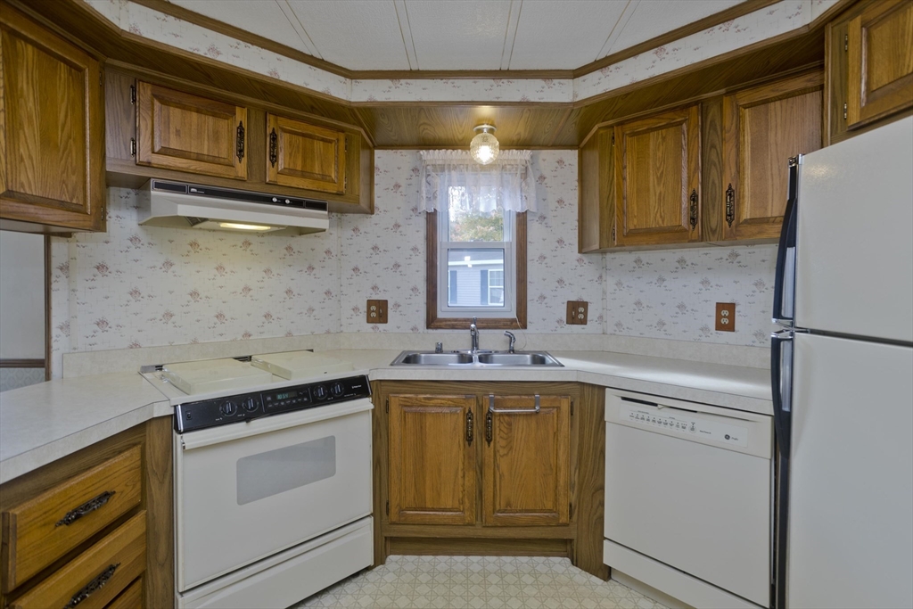 3 Annie's Way West Springfield, MA 01089 - Photo 13 of 36