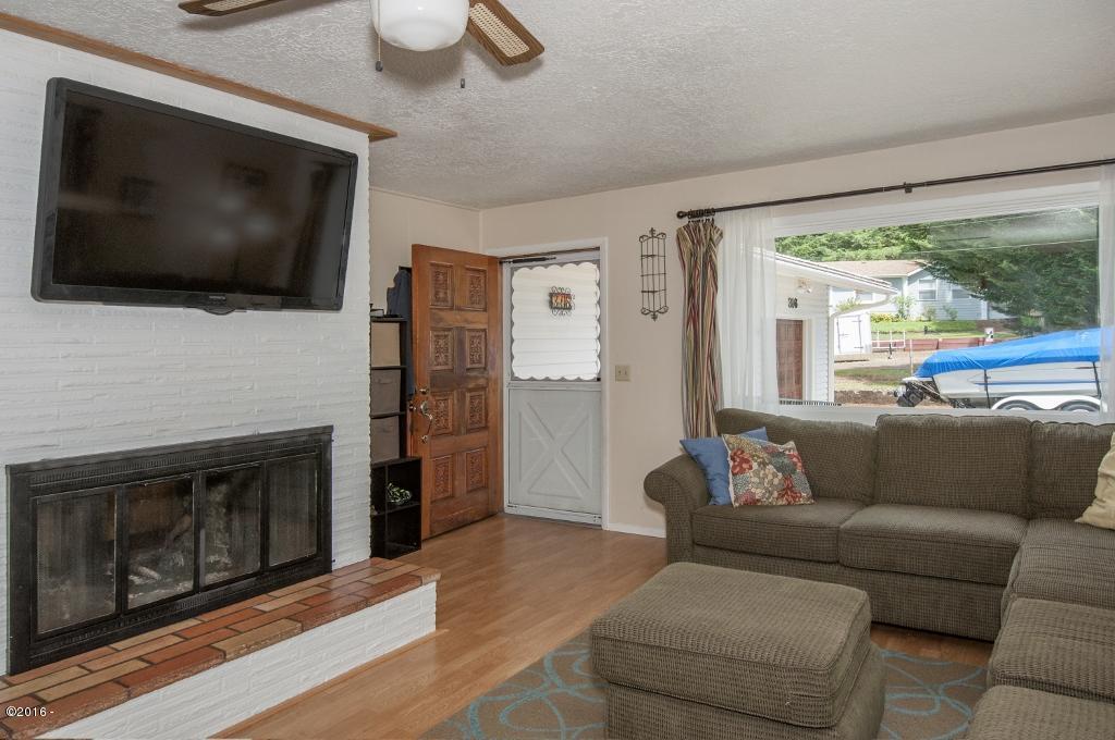 316 Old River Road Northeast Siletz, OR 97380 - Photo 5 of 37 Living Room - View 2 (1024x680)