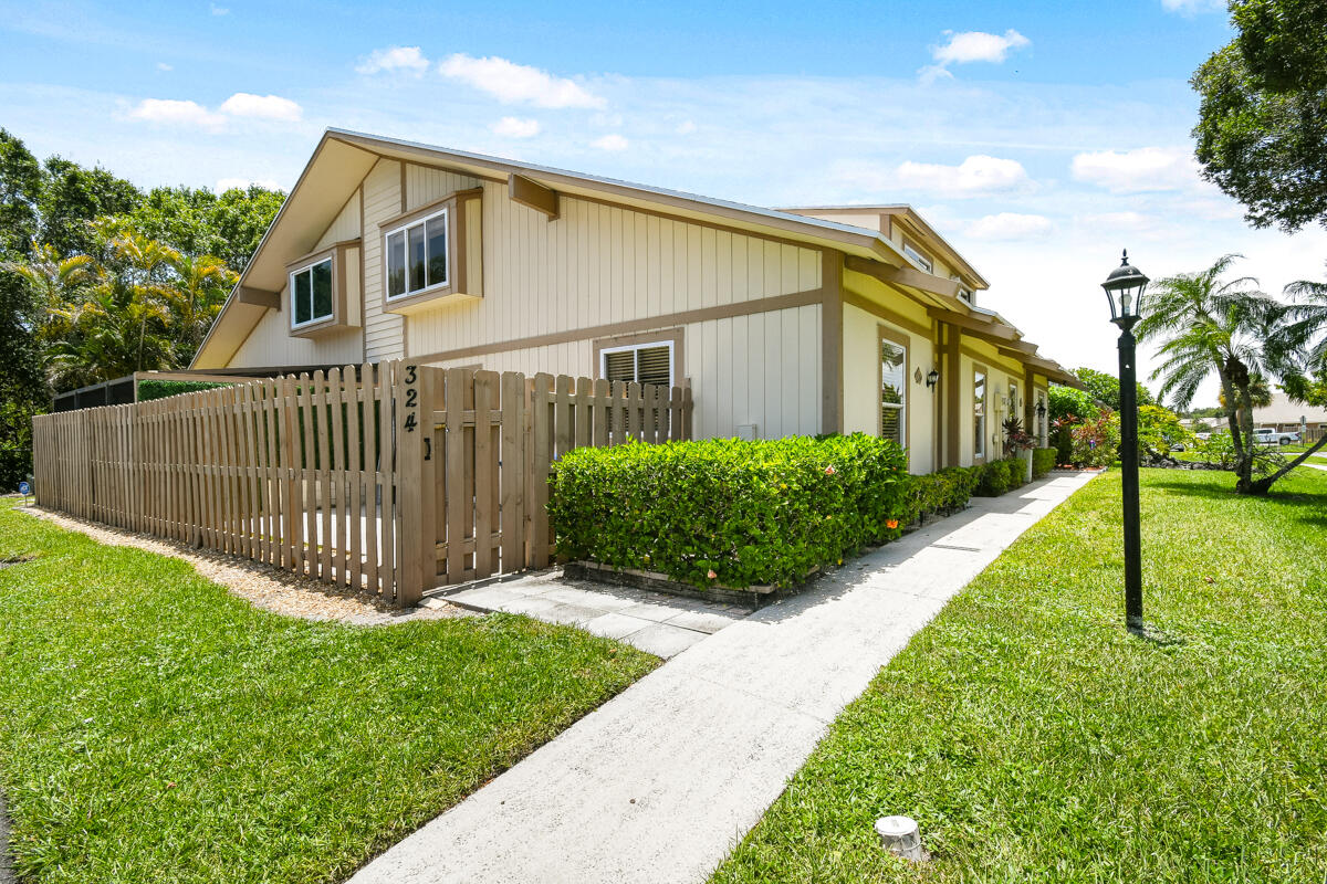 324 Maplecrest Circle Jupiter, FL 33458 - Photo 2 of 29 DSC_4118