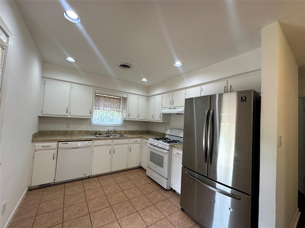 330 East Wilson Avenue Pilot Point, TX 76258 - Photo 5 of 18