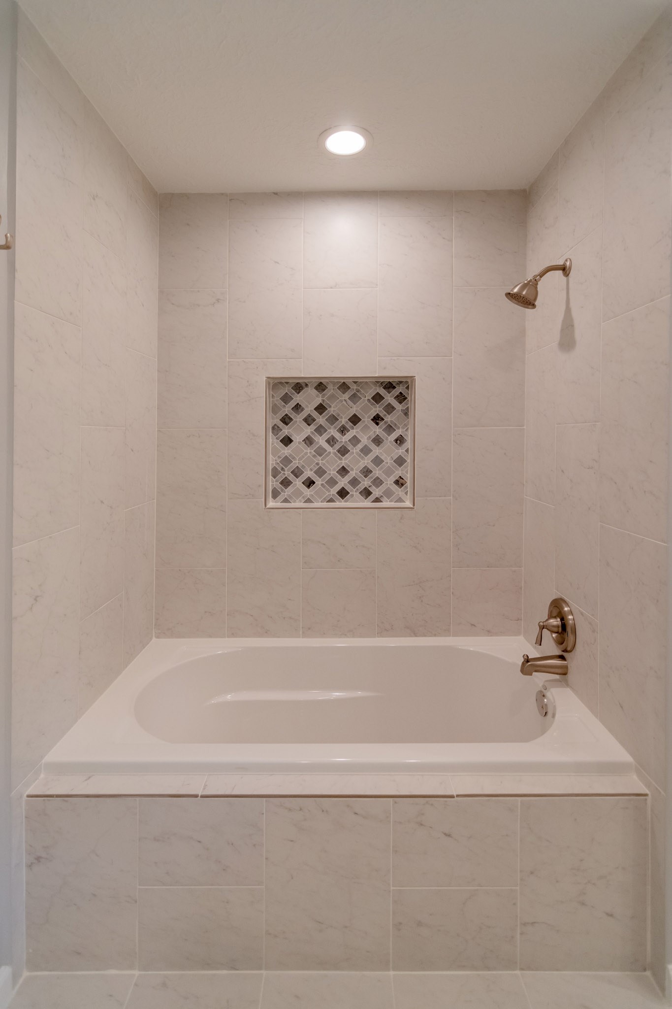 10 Coralvine Court Spring, TX 77380 - Photo 23 of 34 Fabulous garden soaking tub and surrounded in beautiful tile with recessed shelf for bottles in a decorative accent tile.