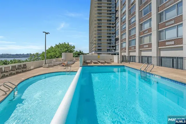 $200,000 | 1600 Parker Avenue, Unit 22J, Fort Lee, NJ 07024