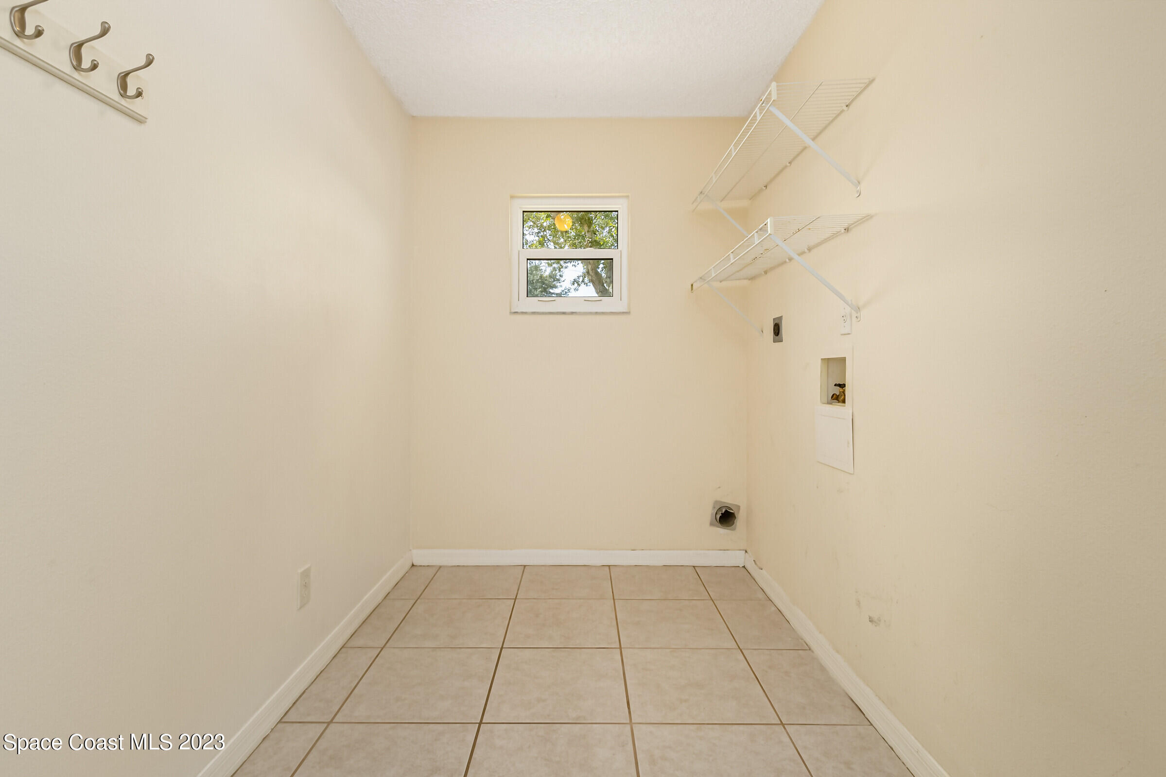 4181 Long Leaf Drive Melbourne, FL 32940 - Photo 28 of 37 a view of a hallway with a white wall and a shower