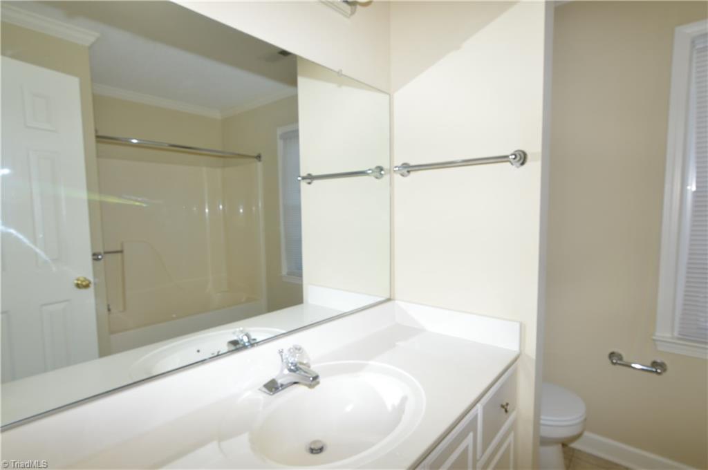 5000 Peppertree Road Clemmons, NC 27012 - Photo 15 of 30 Full hall bath