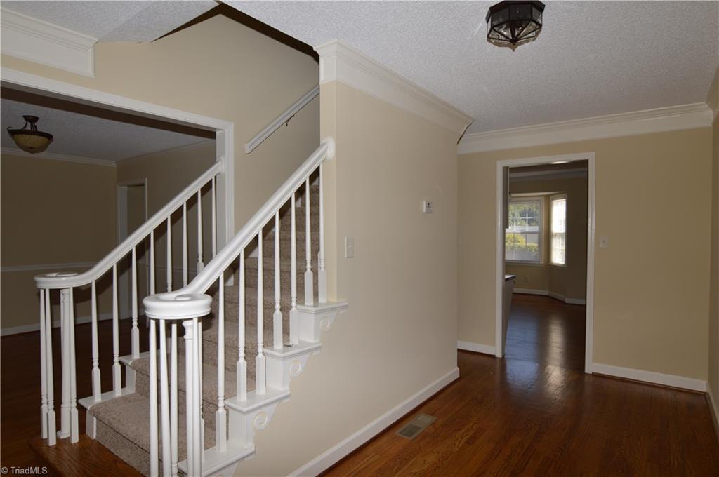 5000 Peppertree Road Clemmons, NC 27012 - Photo 5 of 30 Access to half bath from foyer.