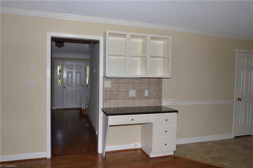 5000 Peppertree Road Clemmons, NC 27012 - Photo 6 of 30 Kitchen with built-in desk