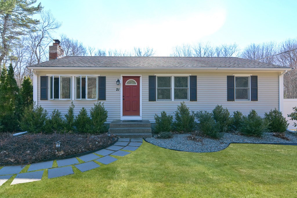 a view of a house with yard and plants