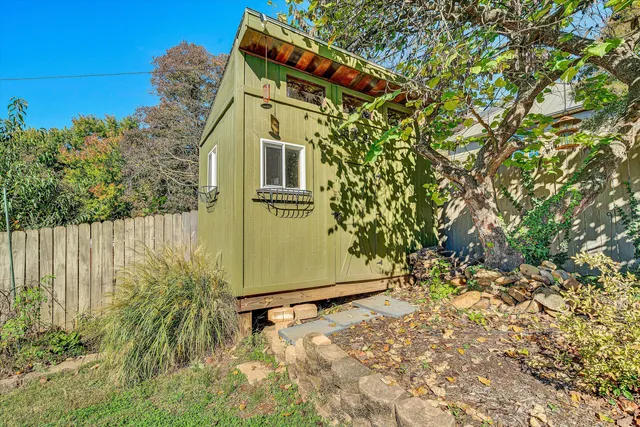 a view of a backyard