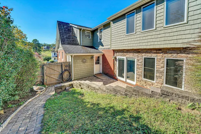 a view of a house with backyard and garden
