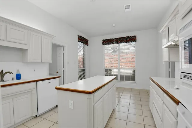 $325,000 | 208 Mimosa Lane, Lancaster, TX 75146