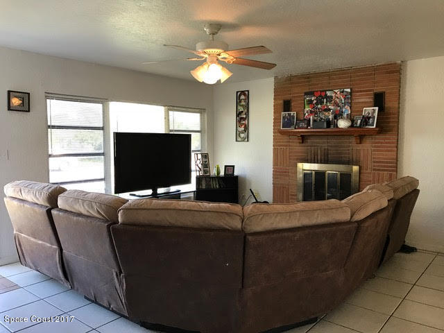 22 Butler Street Melbourne, FL 32901 - Photo 7 of 17 Living room