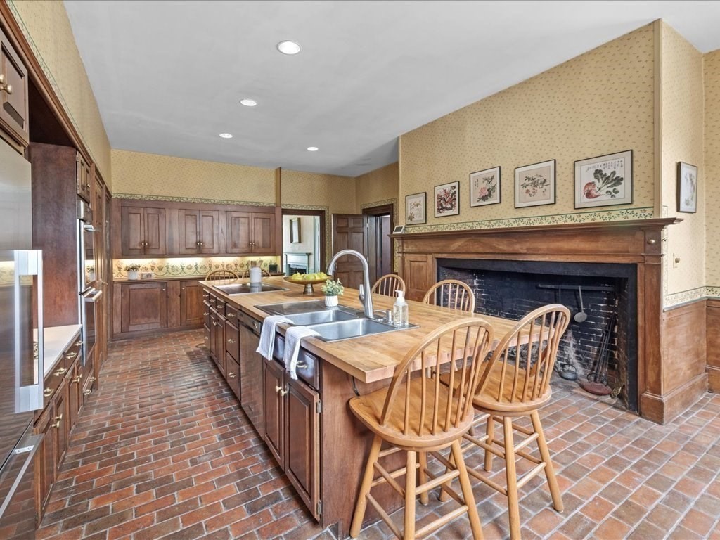 166 High Street Danvers, MA 01923 - Photo 8 of 42