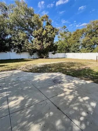 a view of a yard with an house