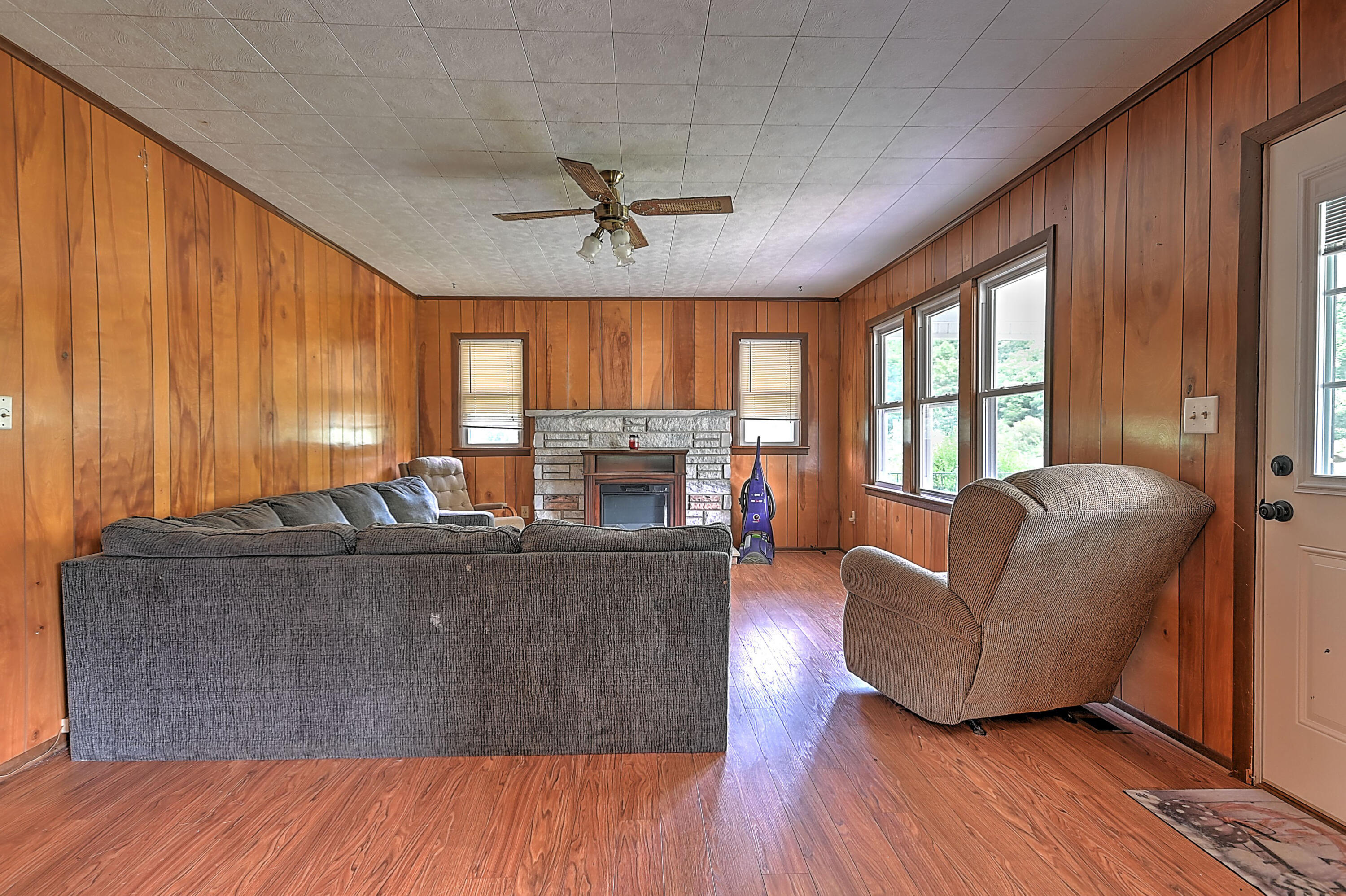 1918 Little Valley Road Gate City, VA 24251 - Photo 12 of 63 Living room