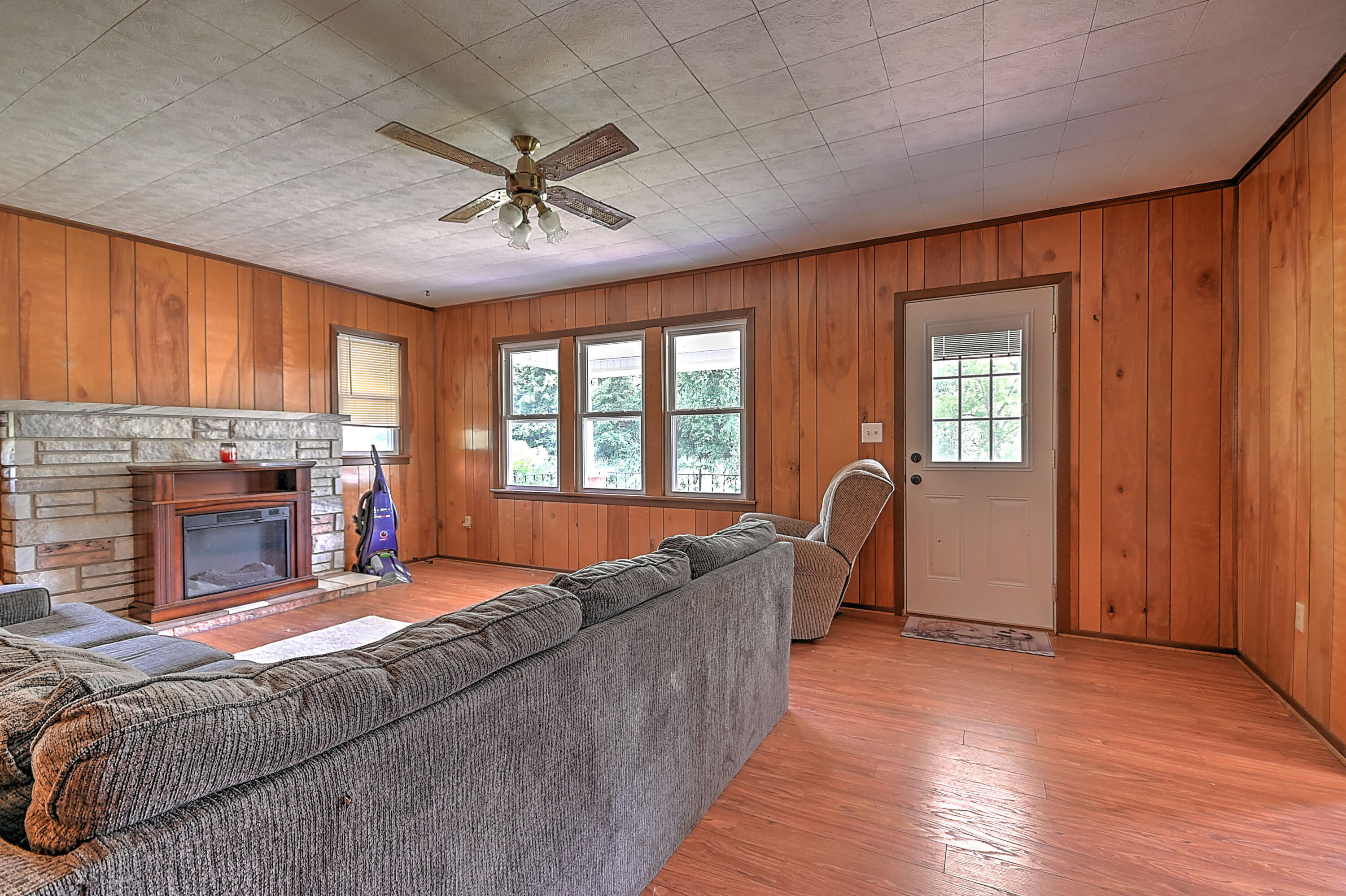 1918 Little Valley Road Gate City, VA 24251 - Photo 16 of 63 Living room 5