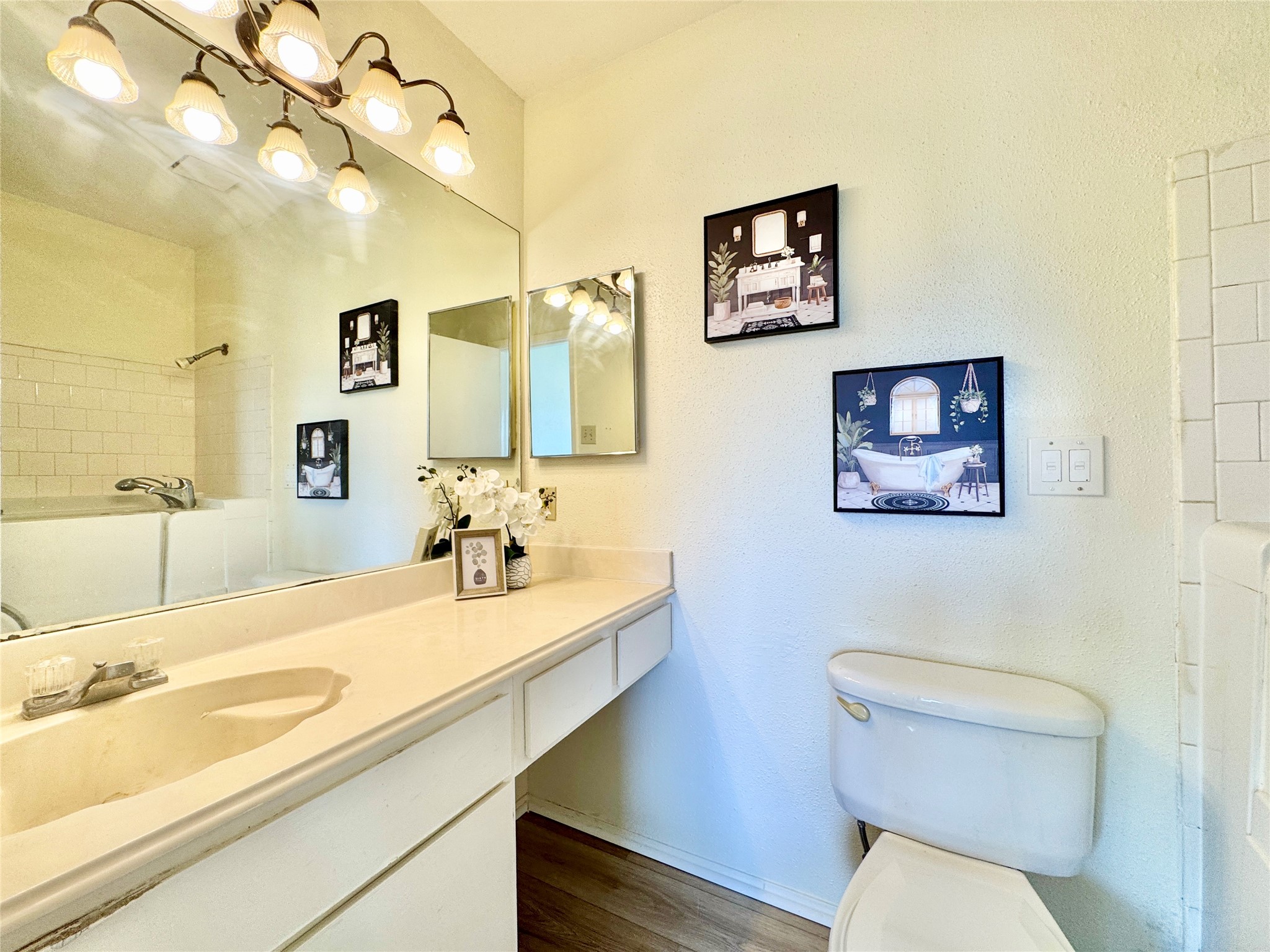 2002 Gentryside Drive, Unit 103 Houston, TX 77077 - Photo 16 of 20 Ensuite bathroom at Primary suite