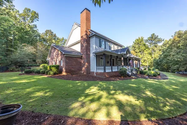 a view of a house with a yard