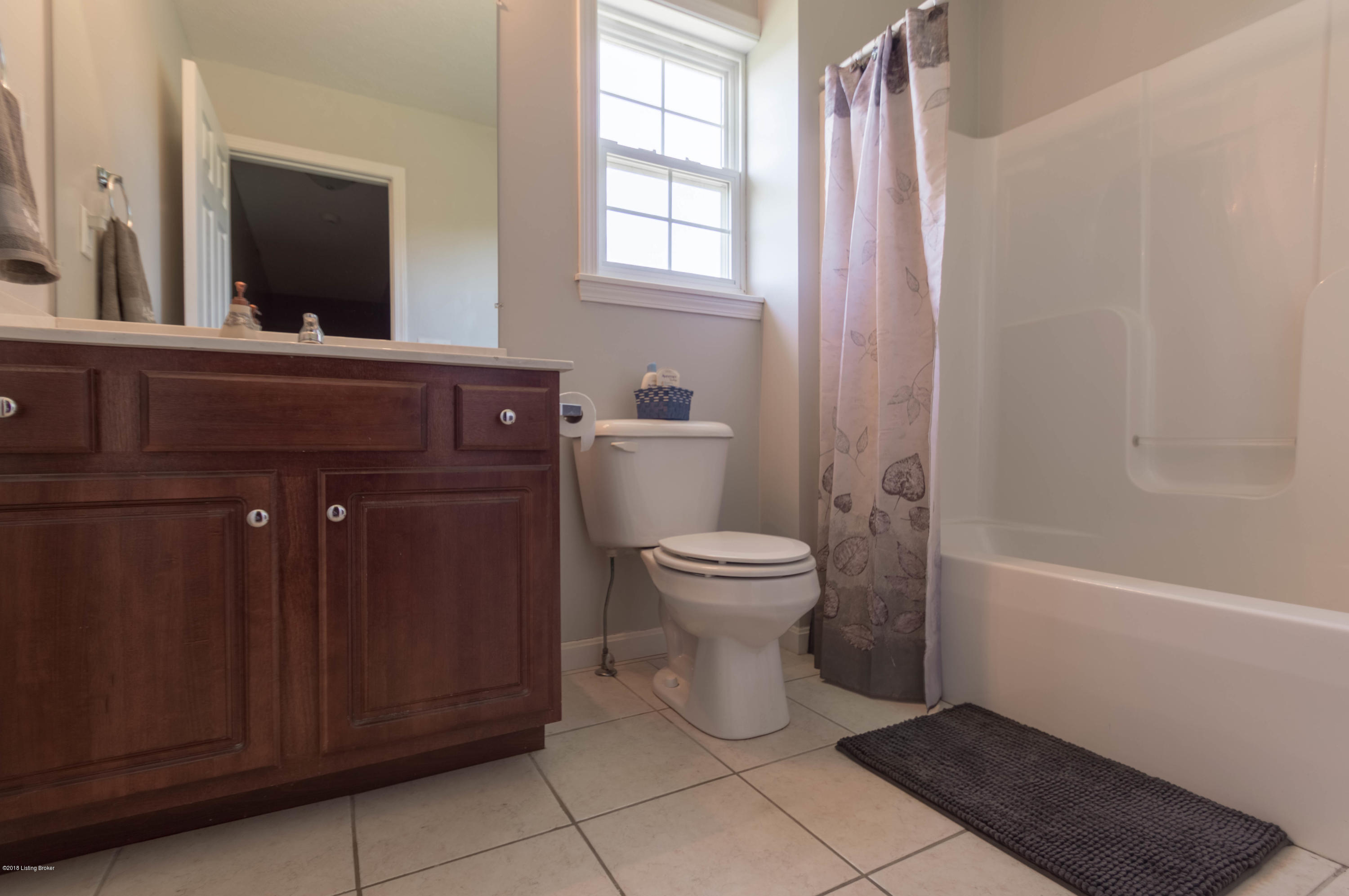 302 Horton Road La Grange, KY 40031 - Photo 21 of 25 Upstairs Bath