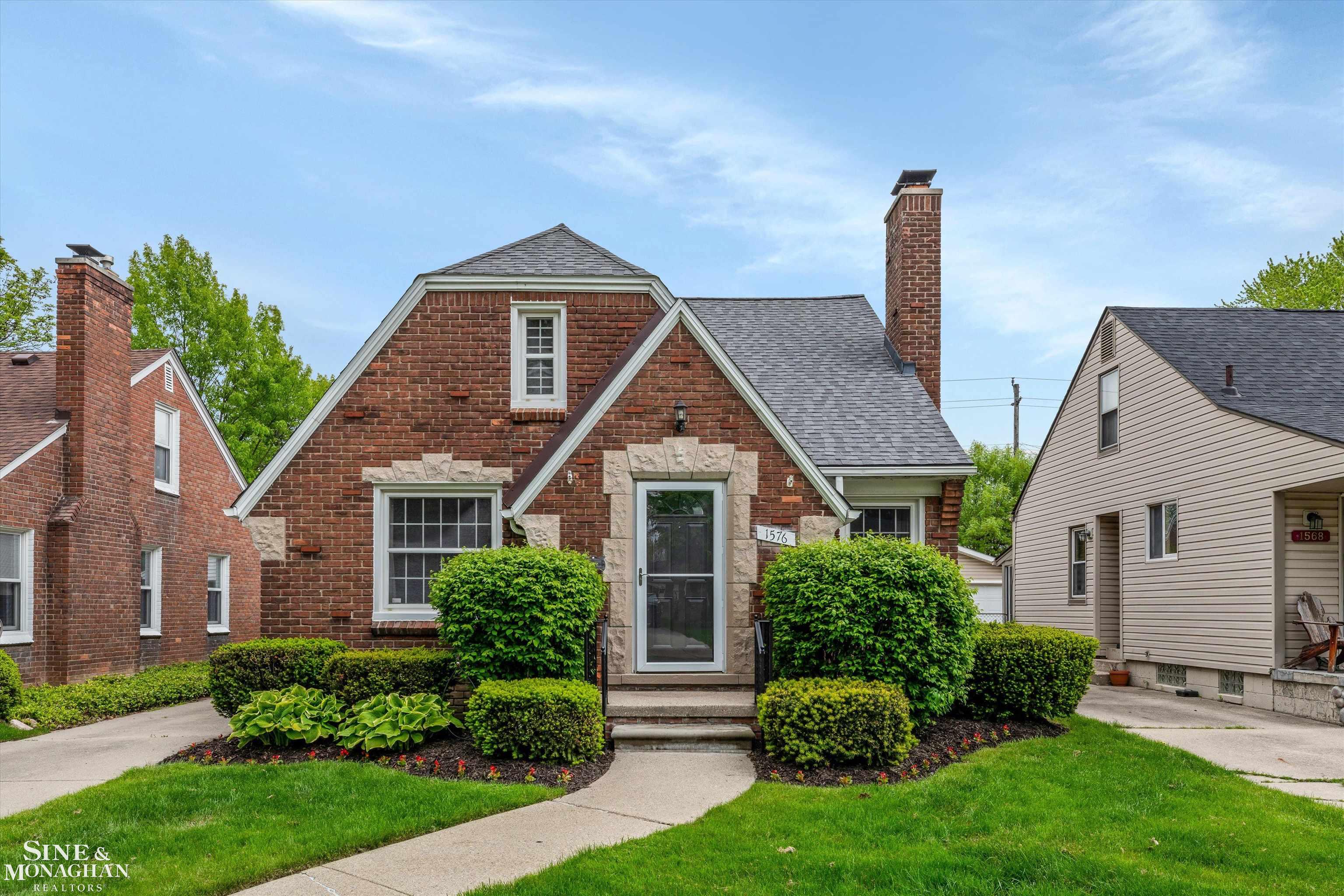 1576 Roslyn Road Grosse Pointe, MI 48236 - Photo 1 of 27
