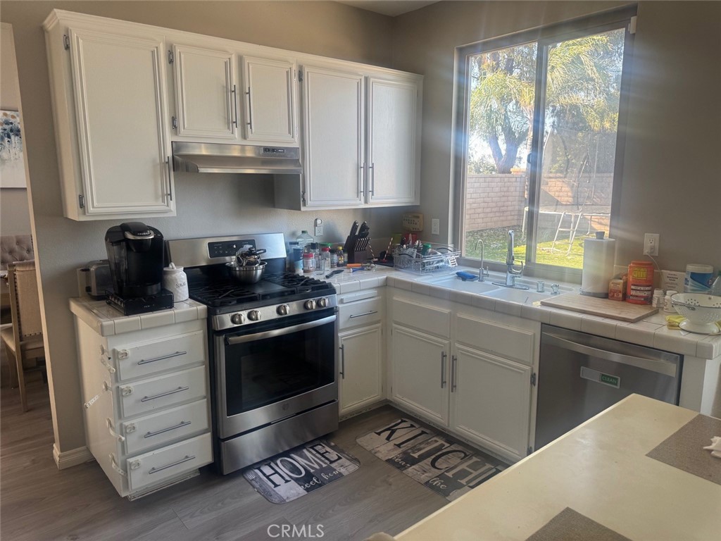 1059 Silvercreek Road Corona, CA 92882 - Photo 8 of 54