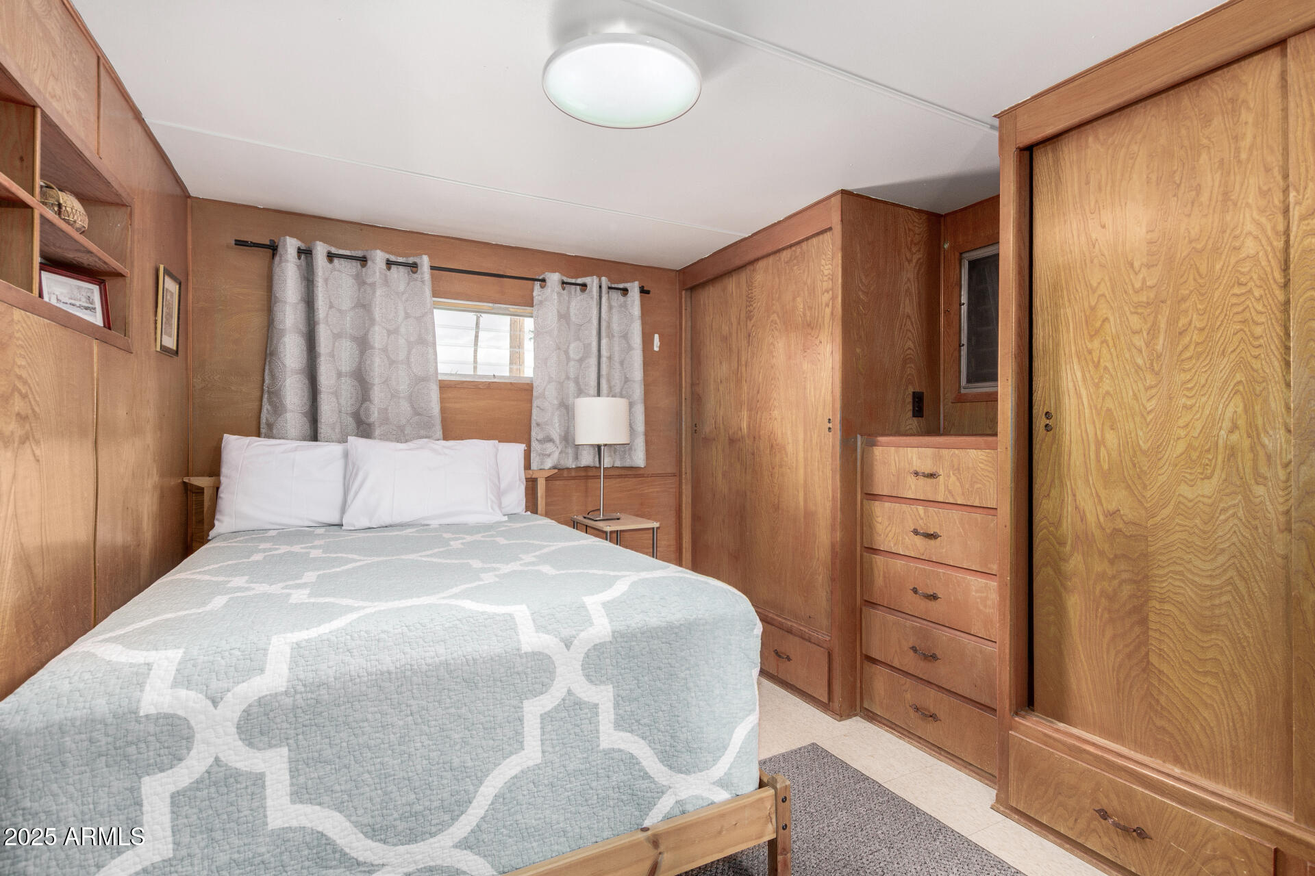 6700 East Thomas Road, Unit 71 Scottsdale, AZ 85251 - Photo 26 of 45 a bedroom with a bed and a dresser