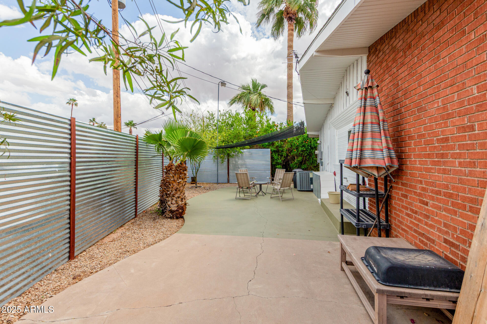 6700 East Thomas Road, Unit 71 Scottsdale, AZ 85251 - Photo 33 of 45 a backyard of a house with table and chairs