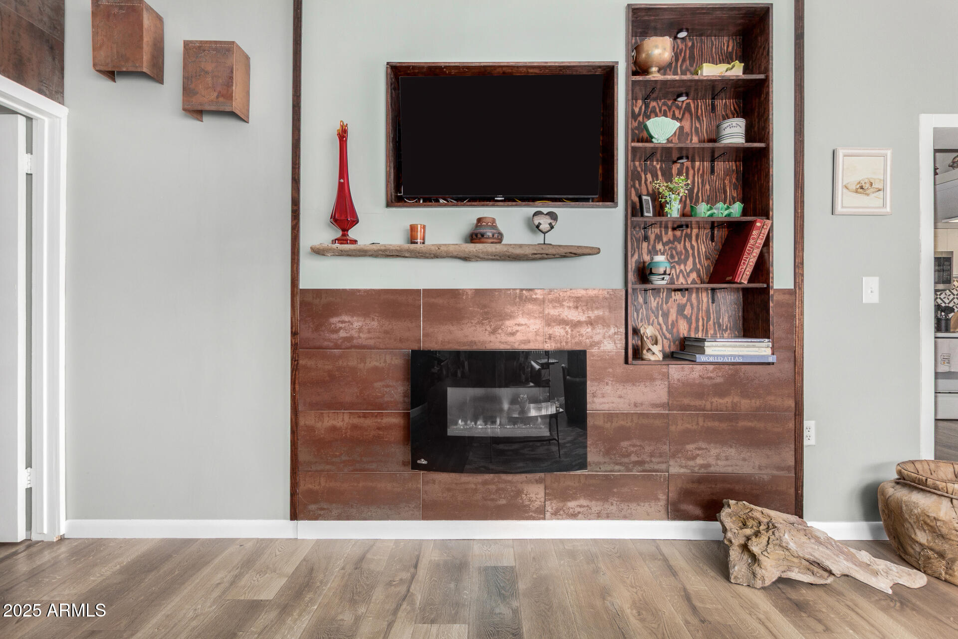 6700 East Thomas Road, Unit 71 Scottsdale, AZ 85251 - Photo 5 of 45 a living room with a flat screen tv and a fireplace