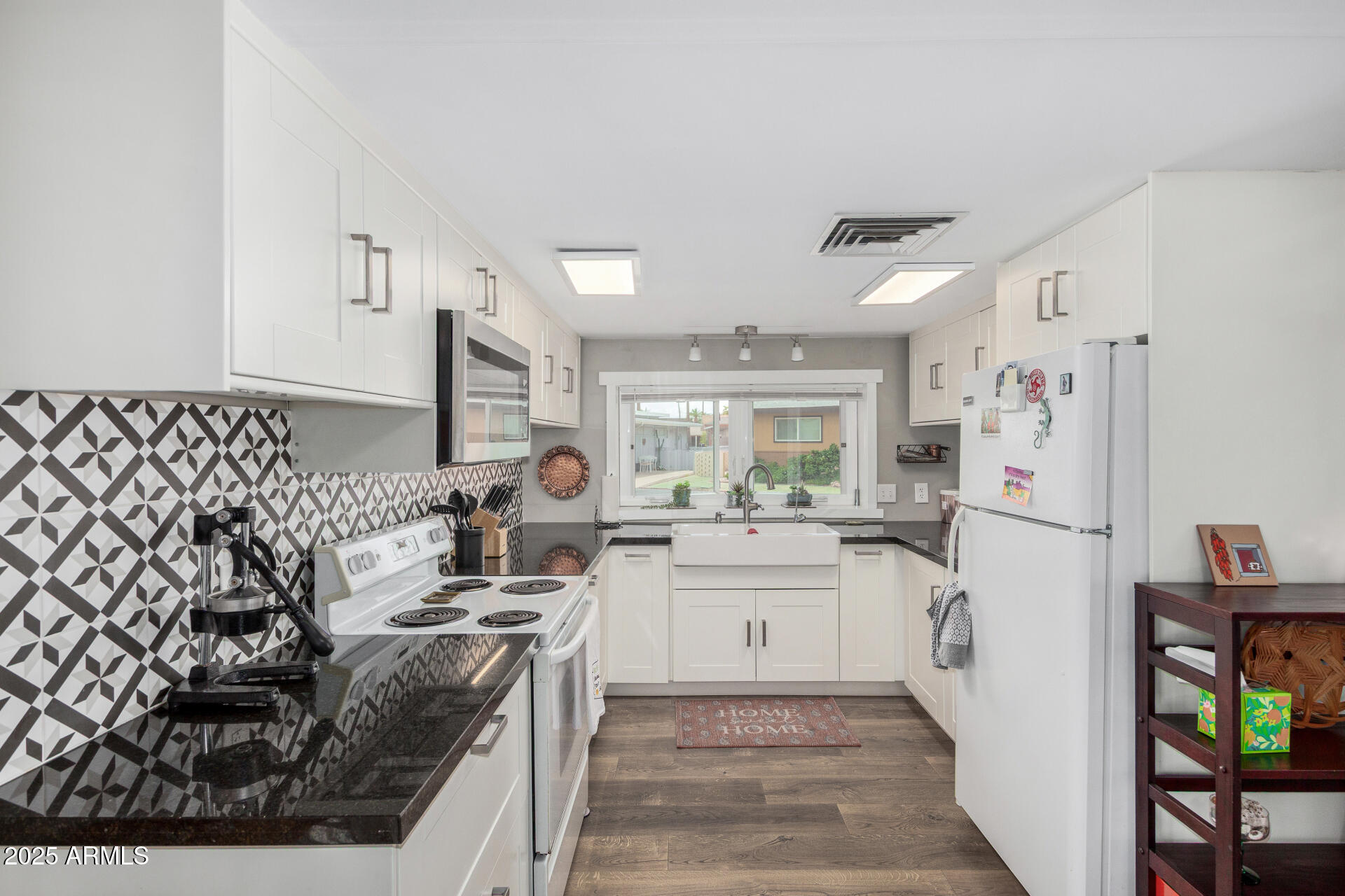 6700 East Thomas Road, Unit 71 Scottsdale, AZ 85251 - Photo 7 of 45 a kitchen with a sink stove and refrigerator