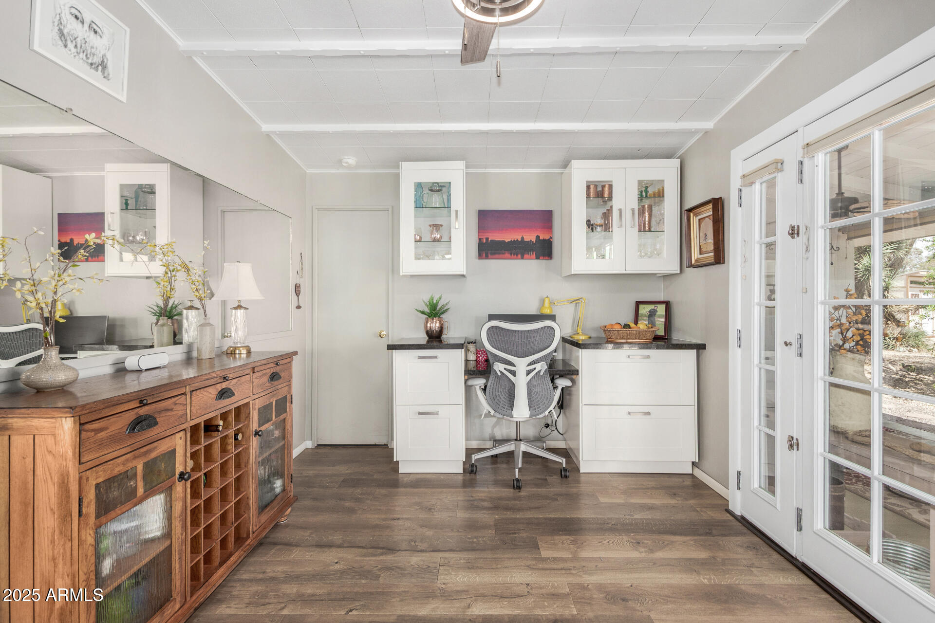 6700 East Thomas Road, Unit 71 Scottsdale, AZ 85251 - Photo 10 of 45 a room with furniture a rug and a window