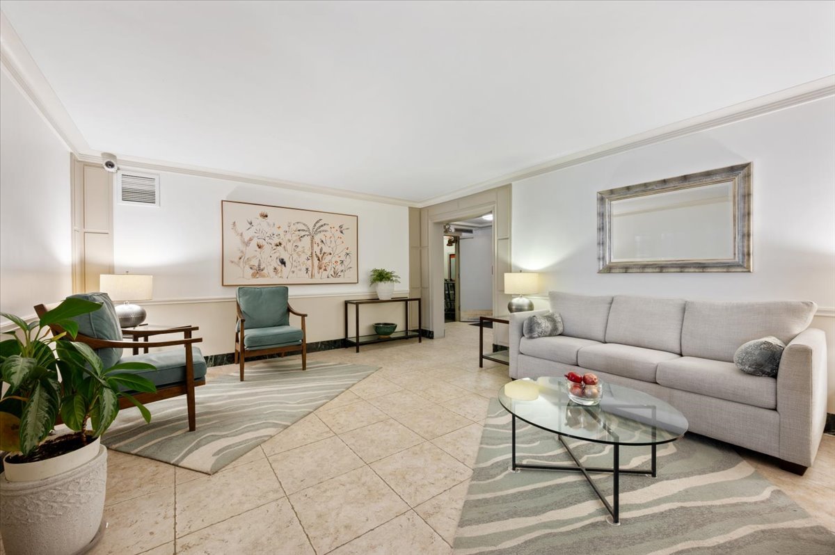 1585 Ridge Avenue, Unit 705 Evanston, IL 60201 - Photo 4 of 26