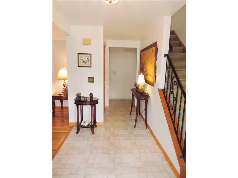 156 Ridgewood Road Pittsburgh, PA 15237 - Photo 2 of 25 Entry/Foyer.