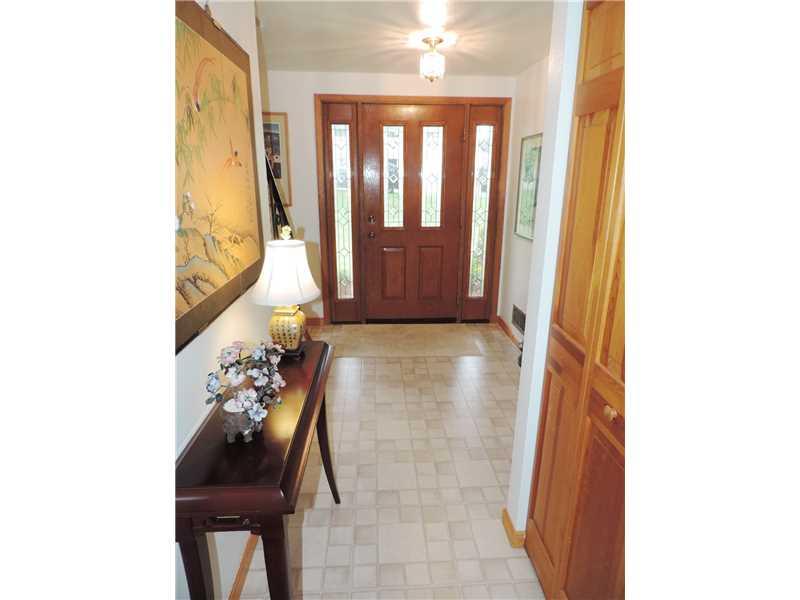 156 Ridgewood Road Pittsburgh, PA 15237 - Photo 3 of 25 Entry/Foyer.