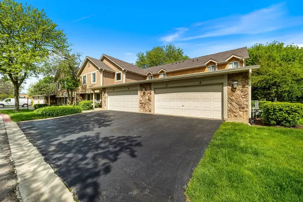 $219,900 | 435 Sandpiper Court, Unit A, Aurora, IL 60504