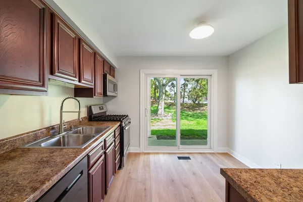 $219,900 | 435 Sandpiper Court, Unit A, Aurora, IL 60504